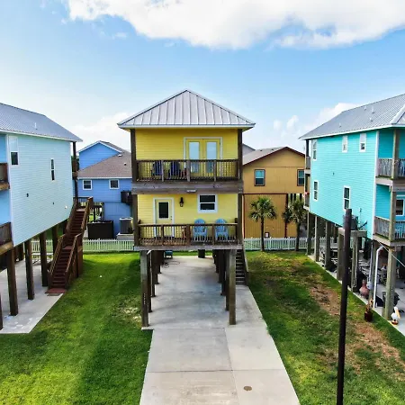 Yellow Beach Haven, Decks, Views, Mere Steps To Sand